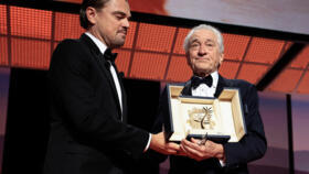 Robert De Niro a reçu une Palme d'or d'honneur des mains de Leonardo DiCaprio.